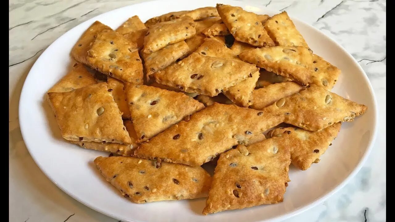 Домашний крекер соленый. Картофельные крекеры. Крекер из кукурузной муки. Крекер в духовке рецепт. Крекеры.
