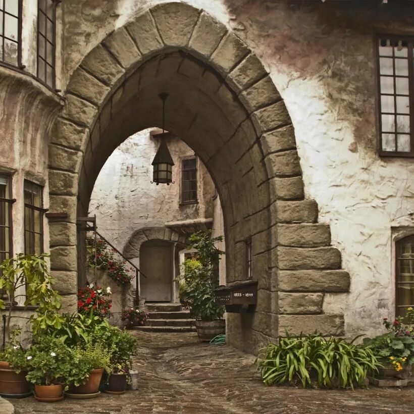 Старый город аренда. Старинные улицы. Средневековые улочки. Средневековая арка. Средневековый дом с аркой.