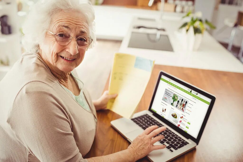 Старые веб. Пожилая женщина за компьютером. Пожилая женщина с ноутбуком. Бабуля за компьютером. Женщина в возрасте с ноутбуком.