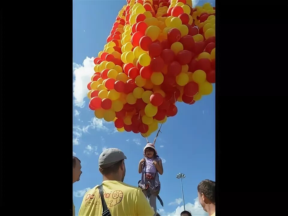 Сколько поднимает воздушный шарик. Полет на гелиевых шарах. Сколько надо воздушных шариков чтобы поднять человека. Шарики поднимающаяся в воздух с людьми. Поднятие человека на шариках.