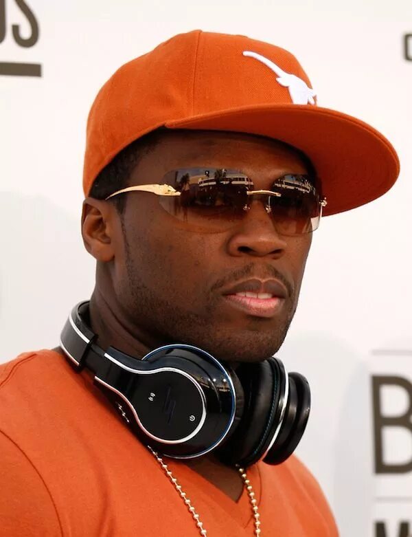 Негр в наушниках. 50 Cent наушники. Фифти сент в очках. 50 Cent в очках. 50 Cent в кепке.