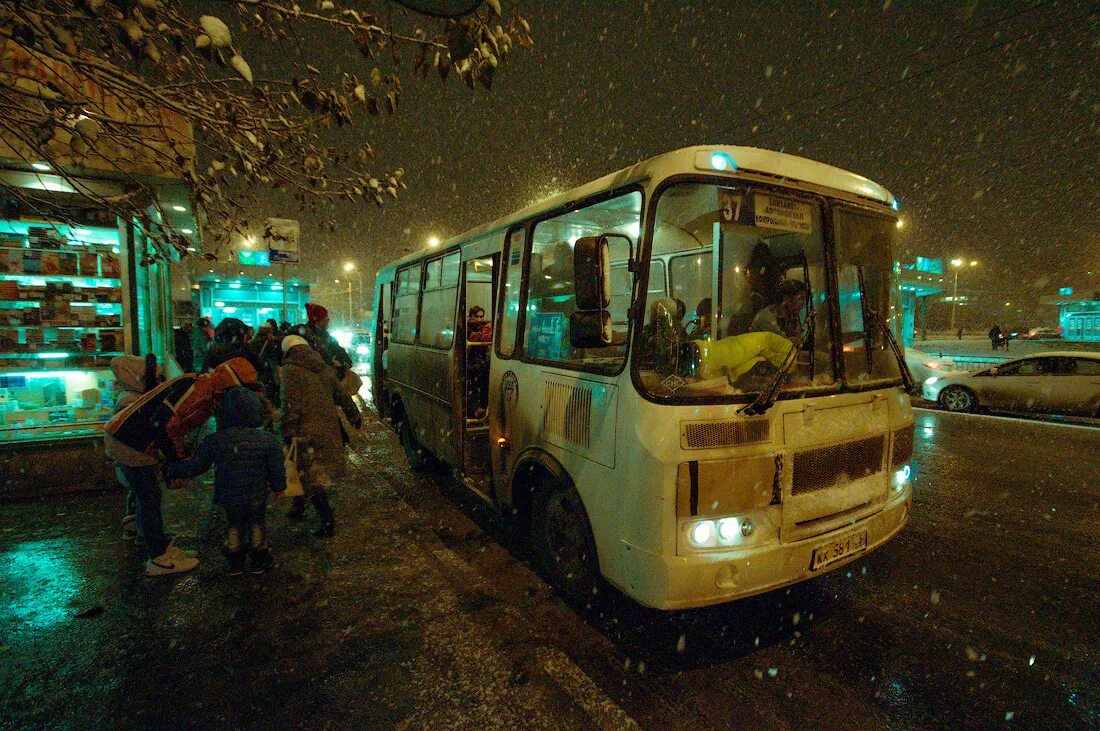Когда приедет автобус екатеринбург. Автобус ночью. Автобус в городе. Вечер автобус. Автобус зимой ночью.