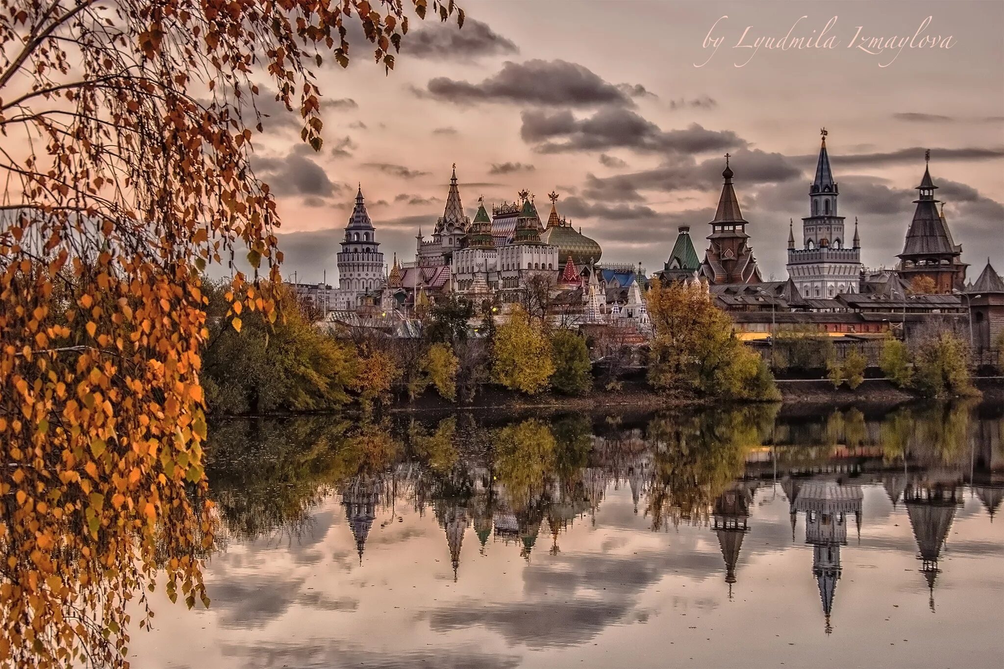 Какая красивая страна. Измайловский Кремль осень. Усадьба Измайлово осень. Измайловский Кремль парк Измайлово осень. Измайловский Кремль осенью.