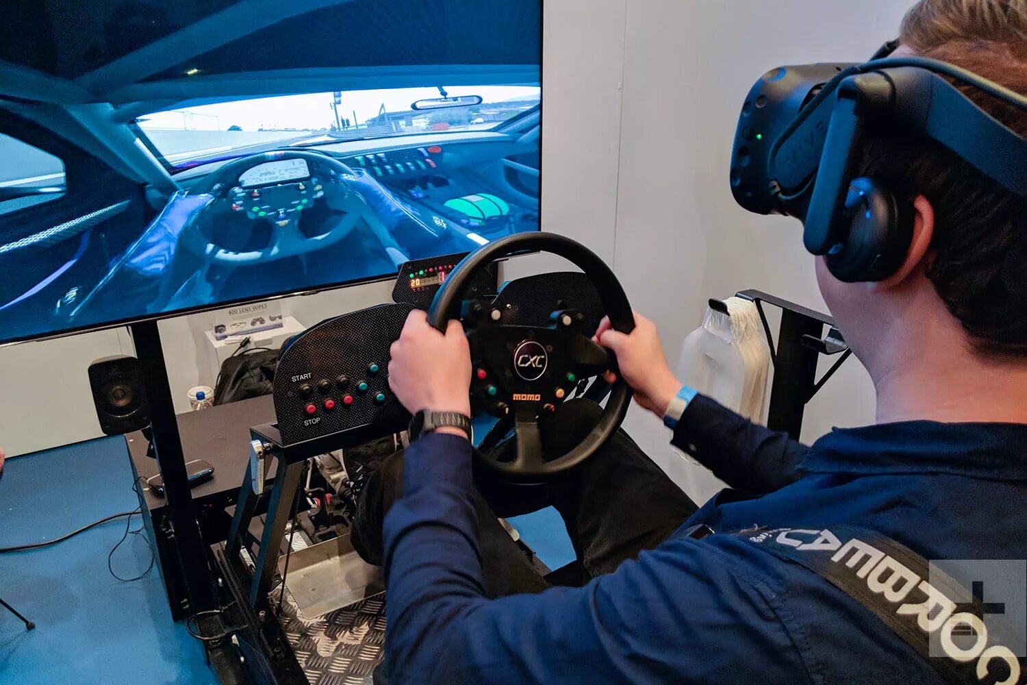 Vr автосимулятор аттракцион. Гоночный симулятор кресло. Кресло симулятор для гонок. Автосимулятор виртуальной реальности. Кресло для симулятора виртуальной реальности.