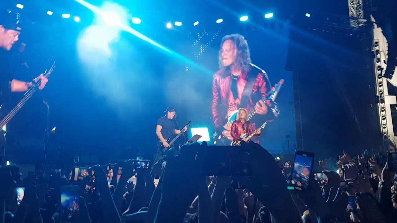 Металика поет офицеры. Metallica 2019 группа крови. Металлика концерт в группа крови. Металлика в Лужниках 2007. Металлика 2019 Лужники Цой.