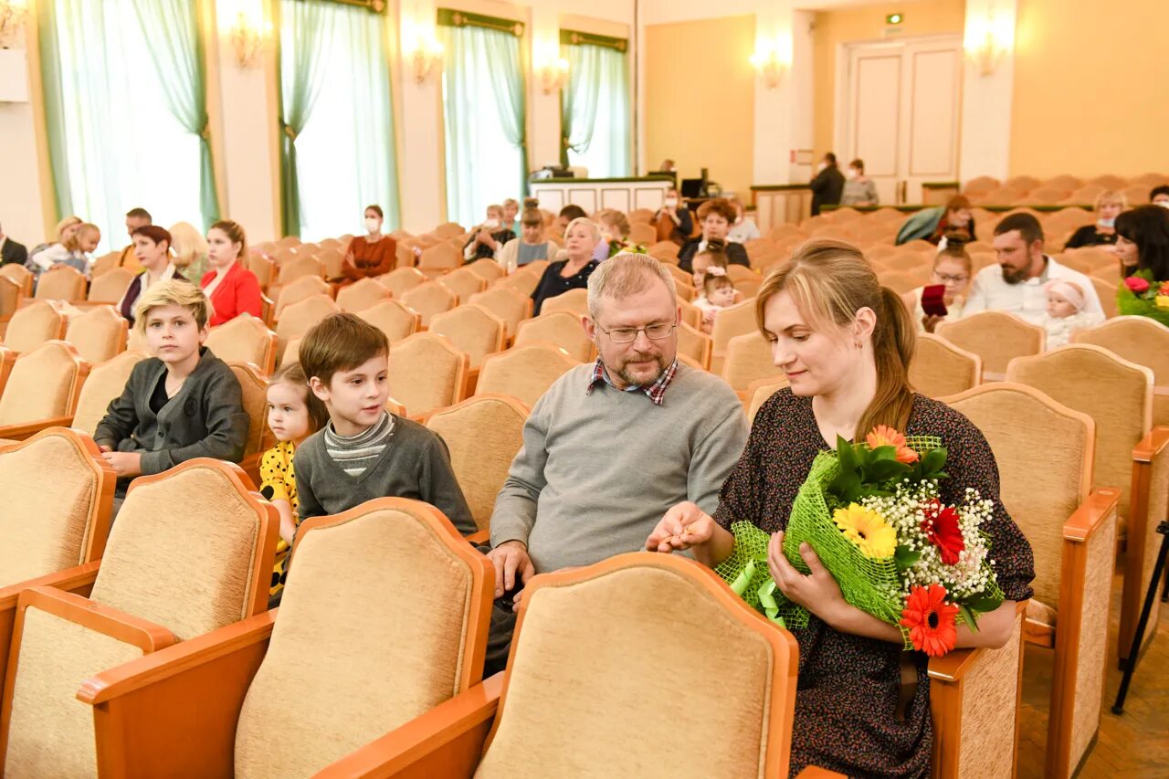 Награждение многодетных матерей. Награждение многодетных матерей в смоленске. материнская слава смоленская область.