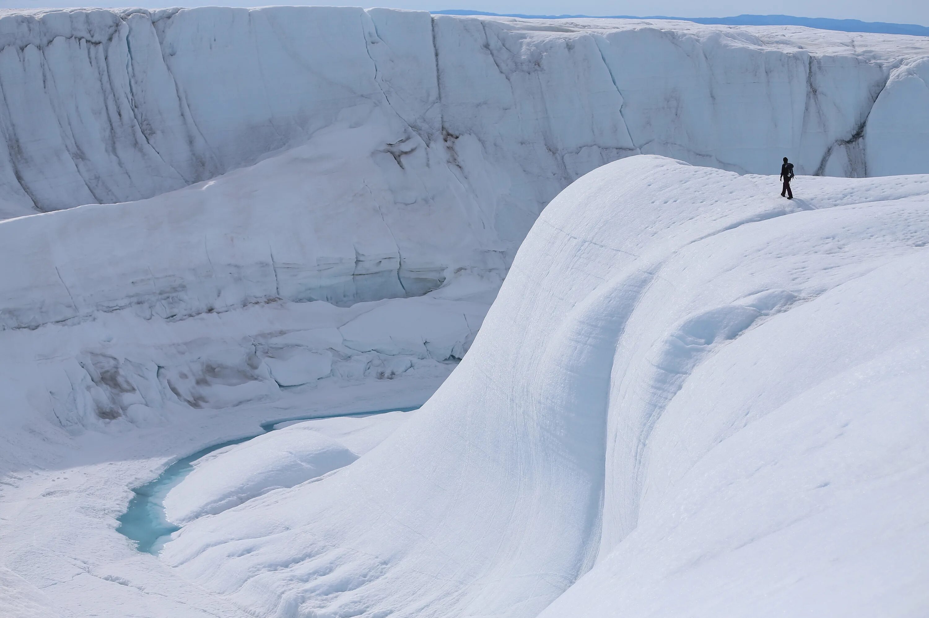 Большой остров покрытый льдами. Таяние ледников в Гренландии. Гренландия ледник Ледниковый щит. Ледники Гренландии 2021. Ледники Гренландии тают.