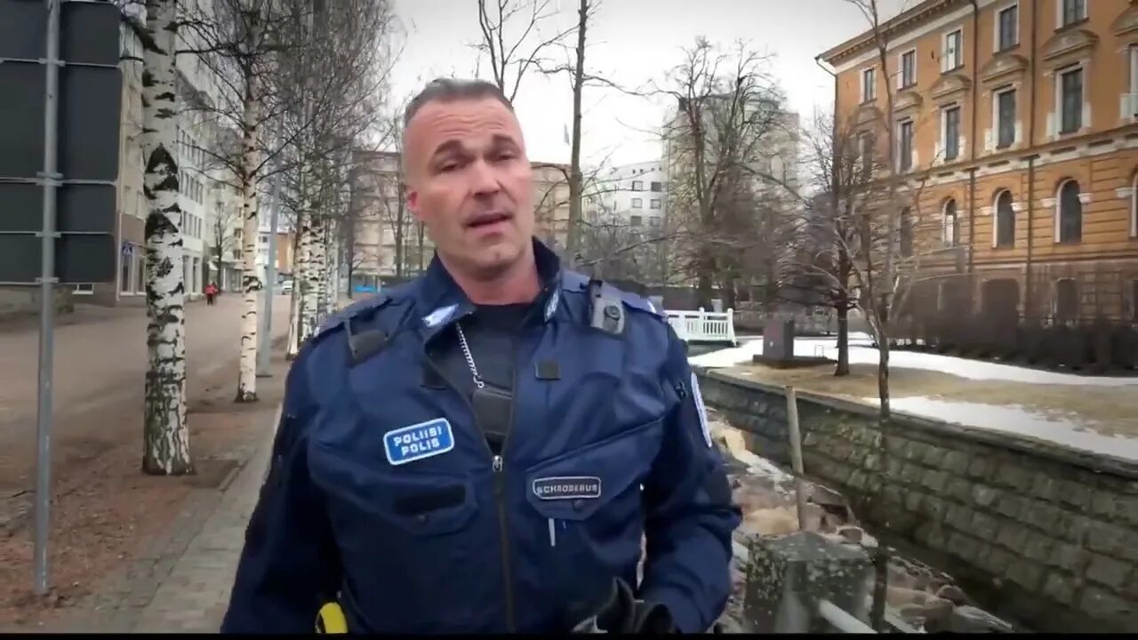 Финская полиция 1990. Полицейский поют. Поющий полицейский. Полицейский поют. Кто исполняет полицию.