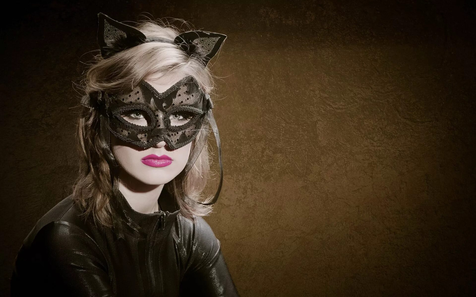 Маска Catwoman. Женщина с кошкой. Маска женщины-кошки. Девушка в маске.