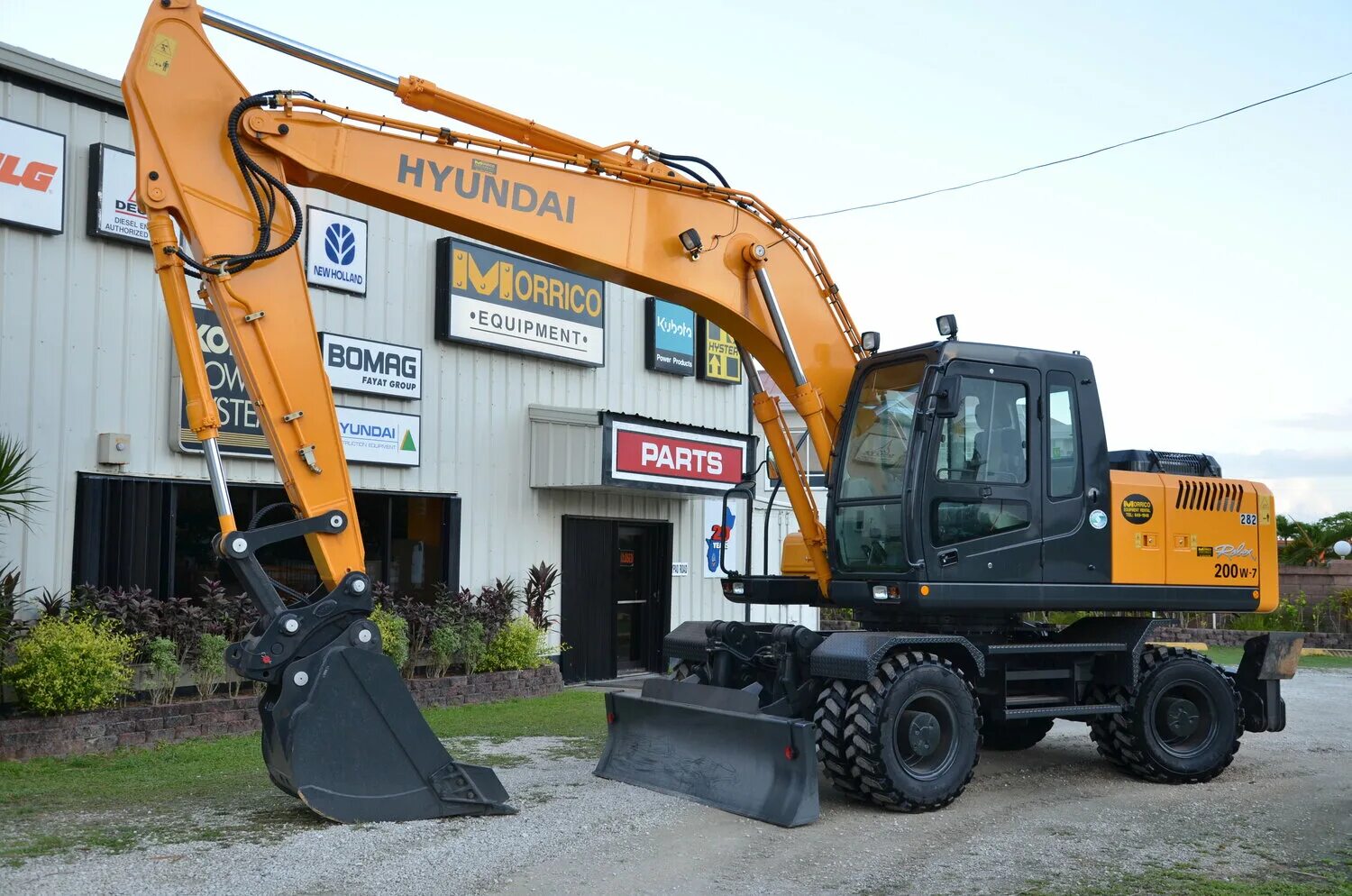 Колесный экскаватор hyundai. Hyundai r200w-7. Экскаватор колесный Hyundai r200w-7. Экскаватор Хундай 200w-7. Экскаватор Хюндай r200 w7.