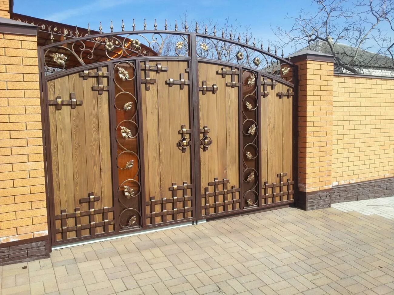 Кованые ворота. Деревянные ворота с элементами ковки. Ворота металлические с деревом. Красивые металлические ворота. Забор и ворота для частного дома фото