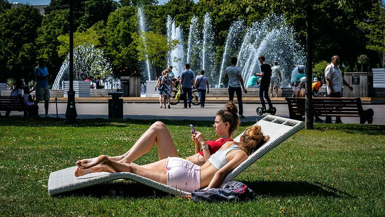 Спасаем от жары. Люди купаются. Жара фонтан. Жара в городе. Самое жаркое лето.