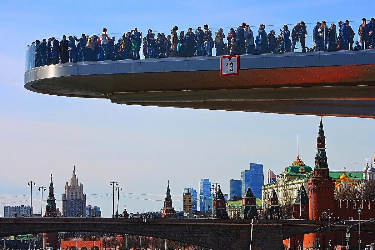 Хочешь увидеть москву. Москва. Столпы света в Москве фото.