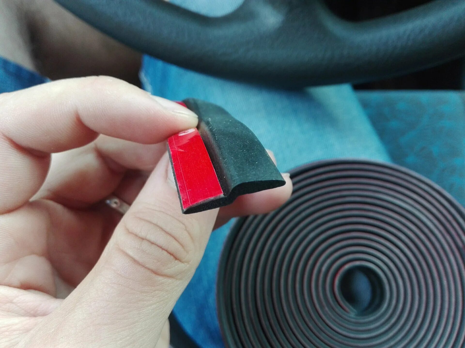 Дополнительные уплотнительные резинки на пластиковые окна. Уплотнитель tesa moll. Клеим уплотнитель. Уплотнитель входной двери ps142. Уплотнитель клеящийся 1200.