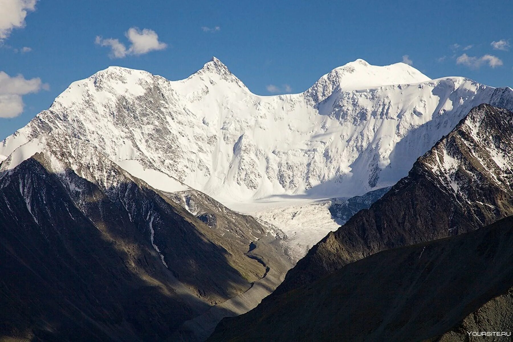 Гора белуха млекопитающие. Белуха горный алтай. Сопка белуха. Сопка белуха. Трехглавая гора белуха.