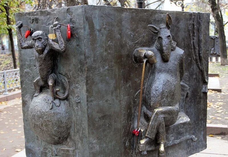 Басни крылова на патриарших прудах. Фигура басен. Сочи парк ривьера скульптуры. Крылов скульптура патриаршие пруды. Квартет басня сочи памятник.