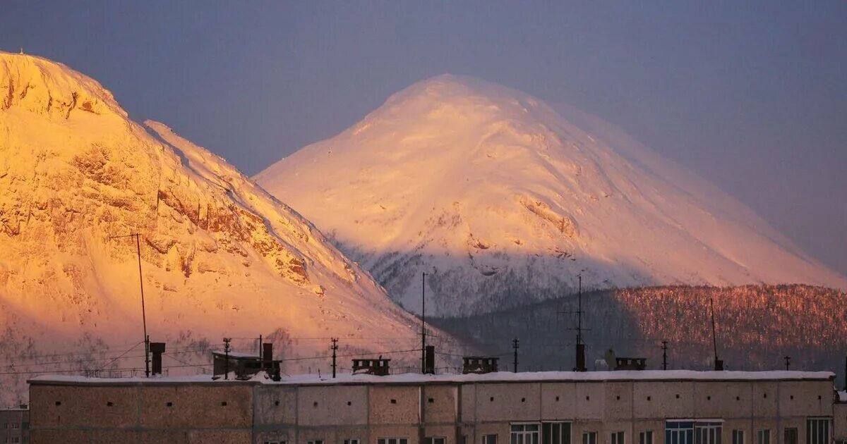 Сход лавины. Лавина в кировске мурманская обл 2021 год. Сугробы в хибинах. Сход лавины хибины комсомольская 16. Лавина в мурманской области 2021.
