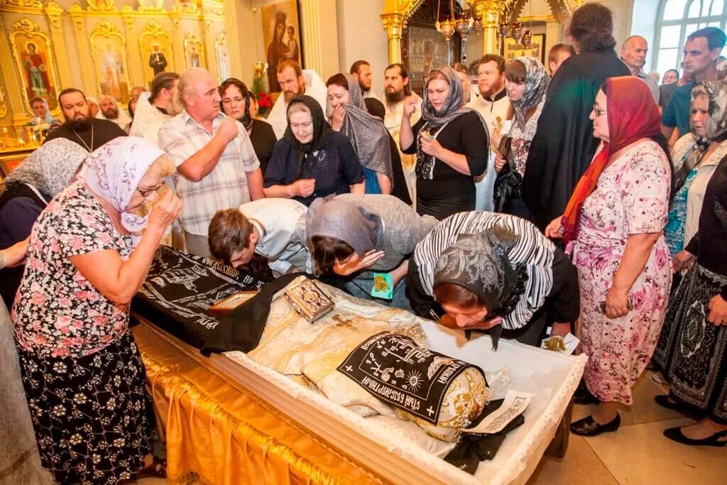 Прощание с усопшим в траурном зале. Прощание с покойниками. Прощание с покойниками. Прощание с покойным в ритуальном. Прощание с покойниками.