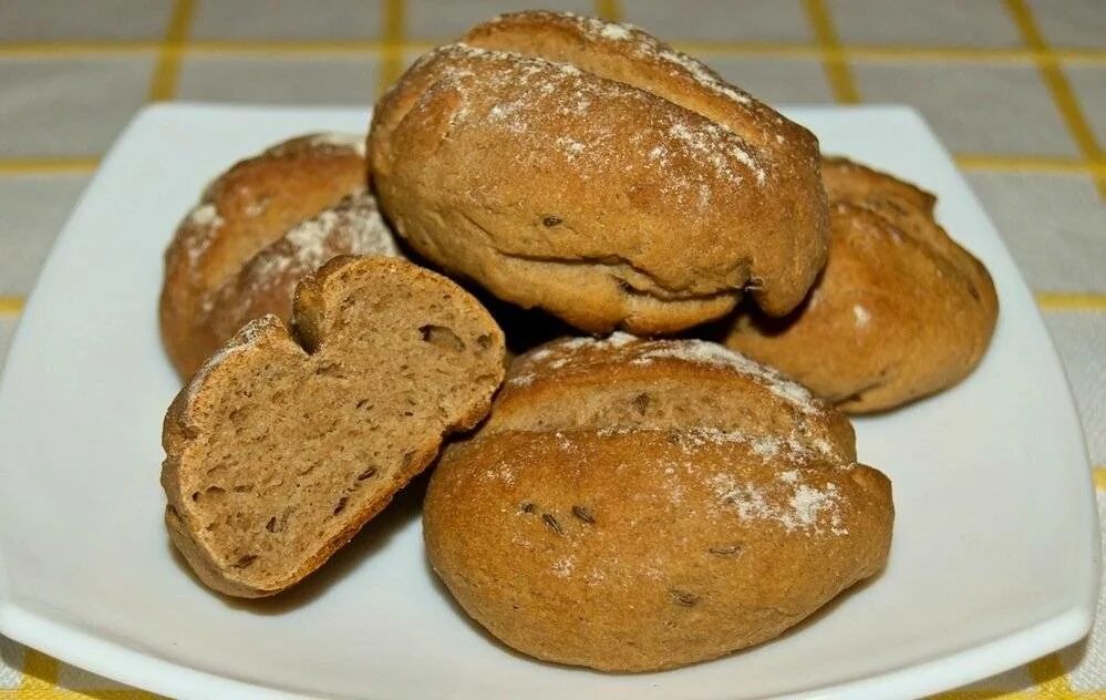 Ржаная мука пирожки рецепты. Калитка карельская выпечка. Ржаной пирог. Ржаная мука пирожки рецепты. Луковые булочки.