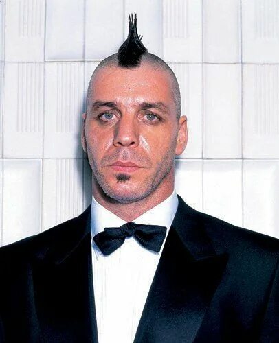 Тилль линдеманн в далекий край. Тилль линдеманн. rammstein тилль линдеманн. тилль линдеманн с ирокезом. тилль линдеманн 2001 ирокез.