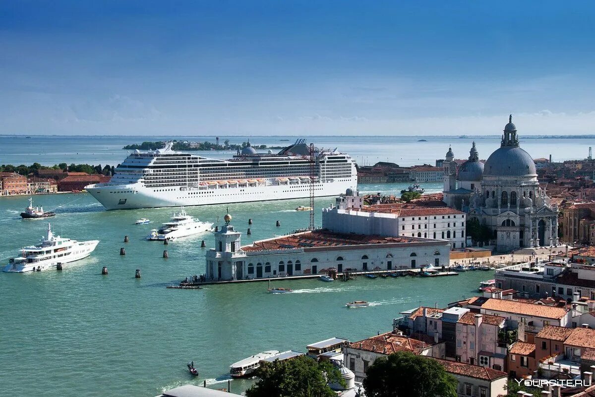 Круизный лайнер в венеции. Круизный лайнер заходит в порт венеции. Msc magnifica 5 в венеции. Msc magnifica в венеции. Лайнер магнифика в венеции.
