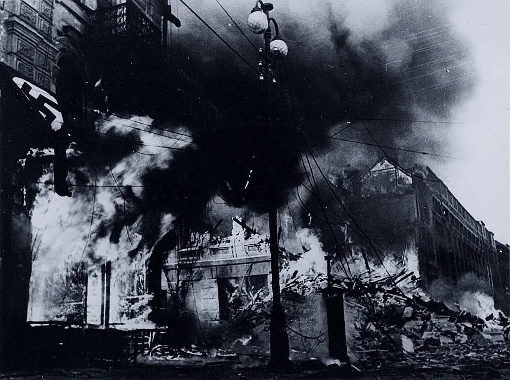 Взрыв Крещатика в 1941. Бомбардировка Киева 22 июня 1941.