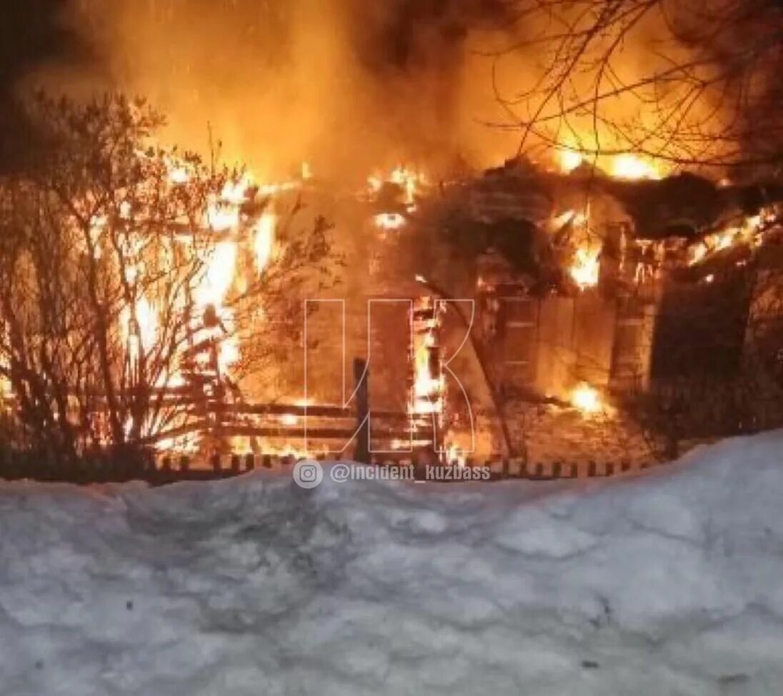 На какой улице горит дом. Пожар в Новокузнецке в Редаково. Сгоревший дом. Пожар в здании. Ночной пожар.