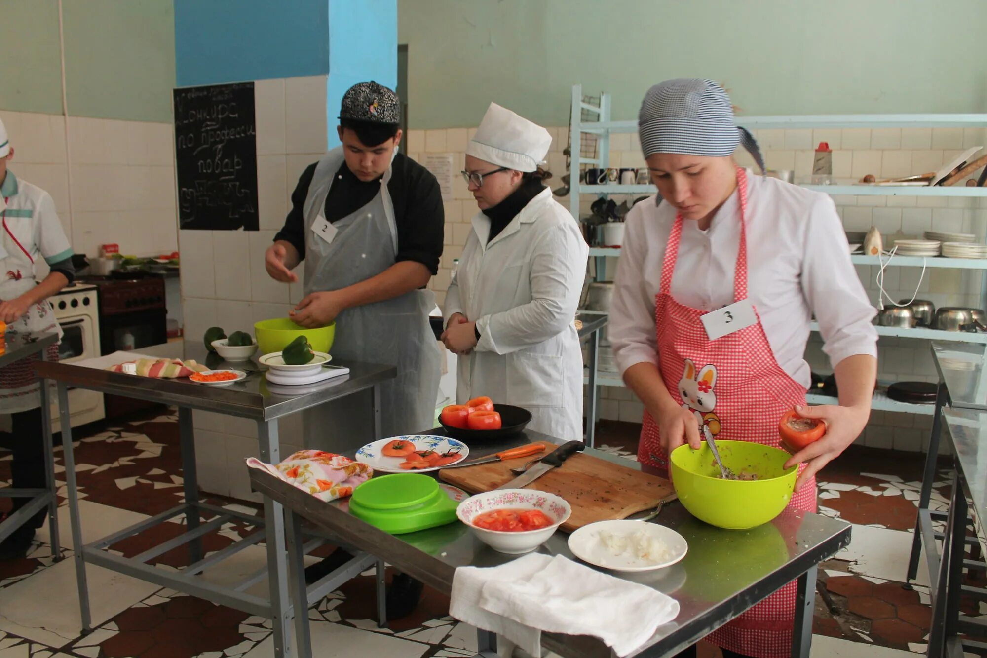 Учиться на технолога пищевой. Техник технолог продукции общественного питания. Техник технолог общепита. Учиться на технолога пищевой. Технолог профессия.