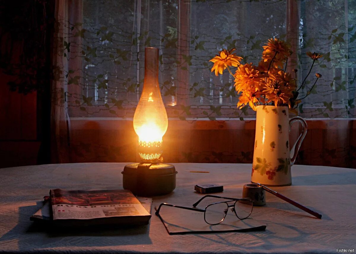 Лучина 19 век керосиновая лампа. Лампада керосинка. Лучина свеча керосиновая лампа. Старинная лампа.