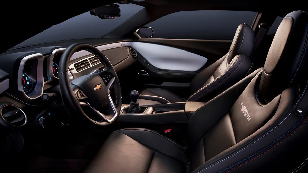 Шевроле внутри салона. Chevrolet Camaro салон. Chevrolet Camaro 2012 Interior. Chevrolet Camaro 2011 салон. Шевроле Камаро 2012 салон.