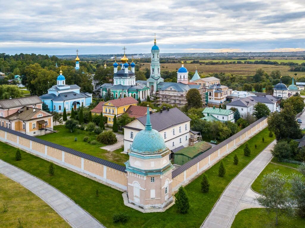 Сколько лет калужской области. Калуга монастырь Оптина пустынь. Введенский ставропигиальный мужской монастырь Оптина пустынь. Козельск Оптина пустынь монастырь. Введенский мужской монастырь Оптина пустынь Козельск.