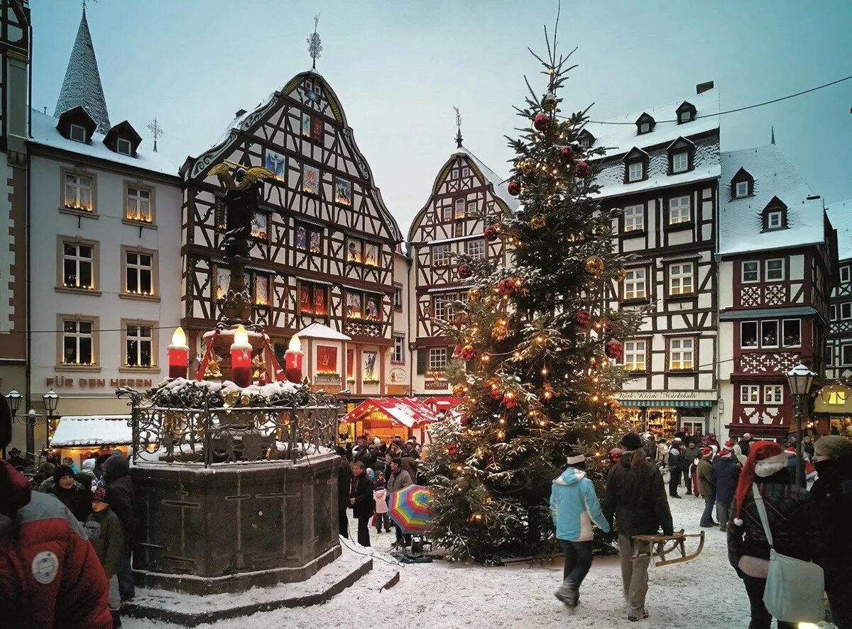 Как празднуют новый год в германии. Новогодняя Бавария Франкфурт Мюнхен Страсбург. Тюрингия йена Рождество. Германия город Беблинген Рождество. Страсбург рыночная площадь.