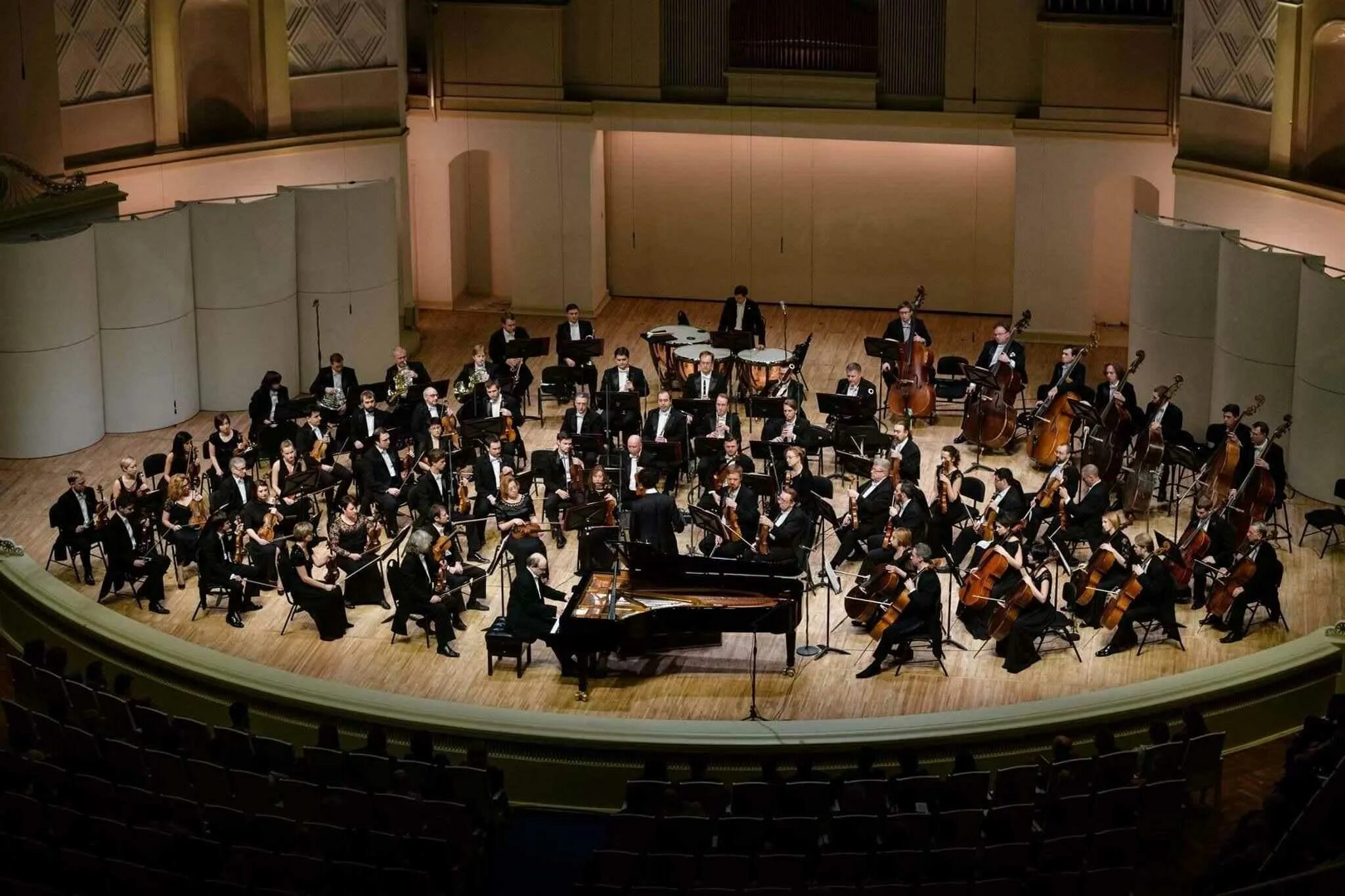 Оркестр е ф светланова. Госоркестр имени светланова. Дирижер государственного симфонического. Анисимов дирижер. Симфонический оркестр бетховена.