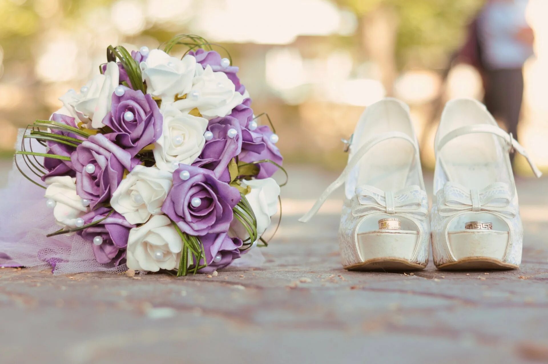 Цветы на свадьбу. Свадебный букет и кольца. Букет невесты на свадьбу. Букет невесты, Свадебные кольца, туфельки.