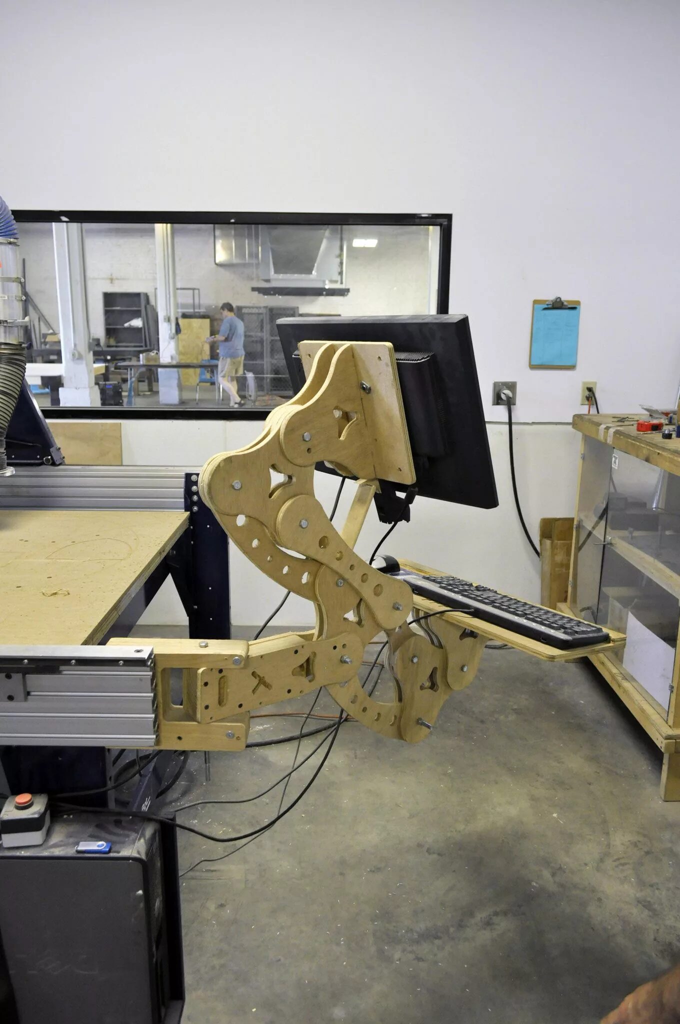 Подставка под ноутбук из дерева. Красивые изделия из фанеры. Полочка для меча. Чпу подставка. Соты из фанеры.