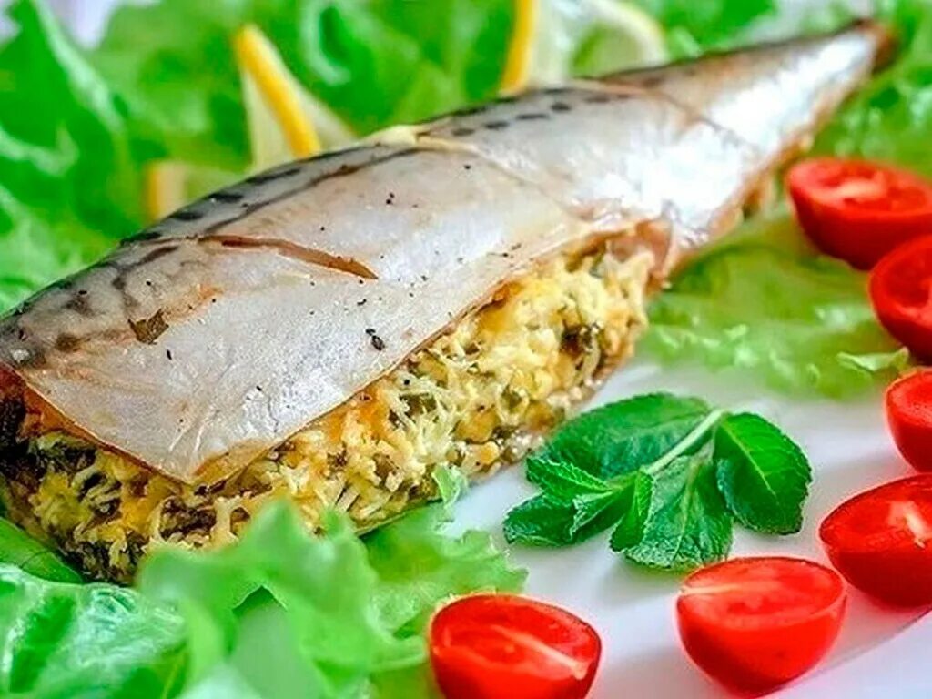 Судак в сырном соусе. Рыба по молдавски. Судак яйцо. Филе судака с яйцом пашот. Рыбный курник.