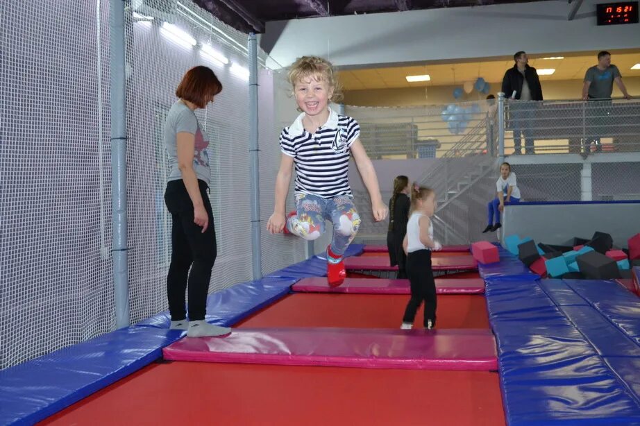 Батутный центр город магадан. Развлекательный центр малибу нижневартовск. Батутный центр магадан. Батутный центр планировка. Батутный центр магадан.