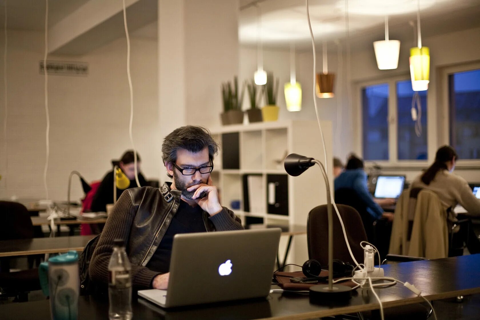 Человек с ноутбуком. Офисный программист. Человек за компьютером. Фаствеб. Офисный программист.