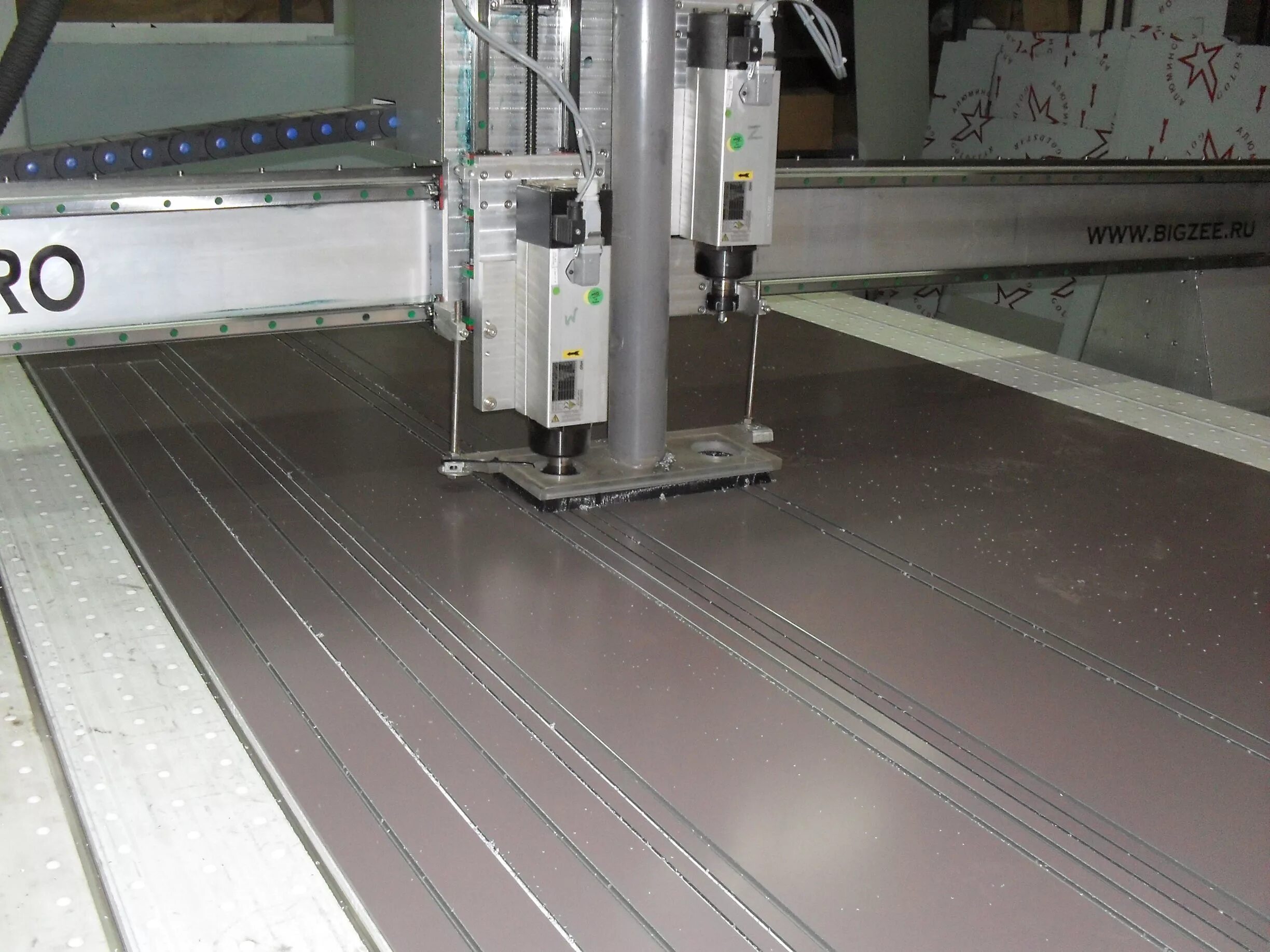 фрезеровка композитных панелей на чпу. фрезерный станок для композита ms2160. фрезеровочный станок festool для алюминиевого композита. композит чпу. композит алюкобонд фрезеровка.