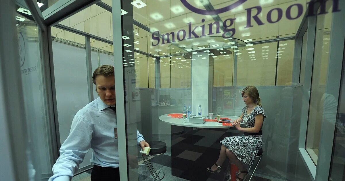 Курилка терминал с. Курилка в аэропорту Пулково. Место для курения в Пулково. Курительные комнаты в Пулково. Курительная комната в аэропорту Пулково.