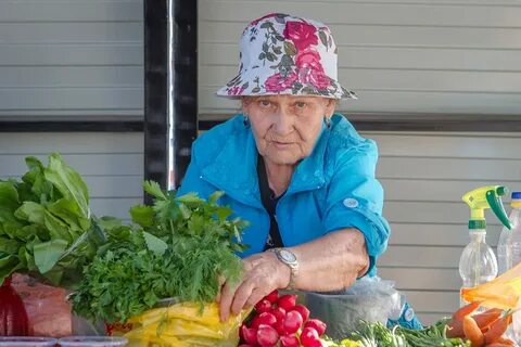 Старик продает на базаре