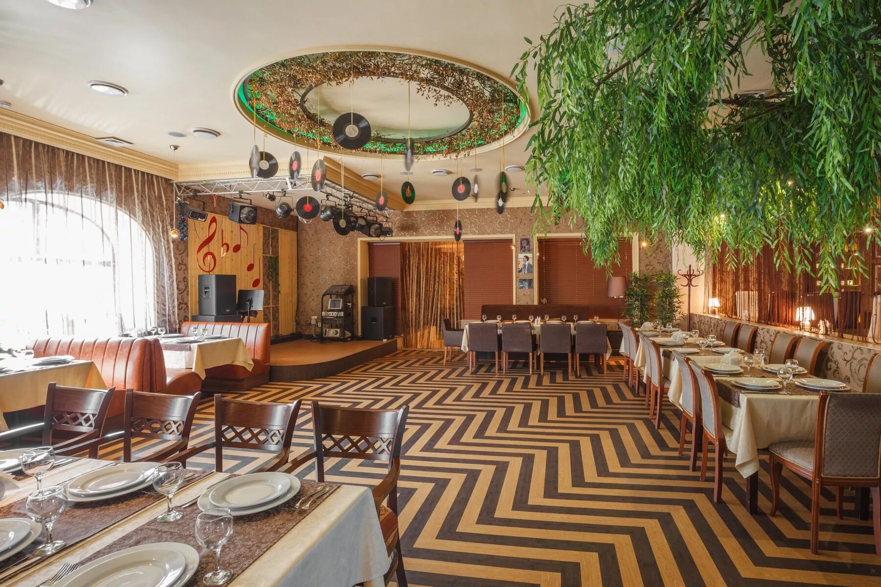 Прилагательные качественные относительные притяжательные таблица. Текст весной в лесу. Примеры относительных прилагательных прилагательных. Плакучих какое прилагательное. Переход из разрядов прилагательных.