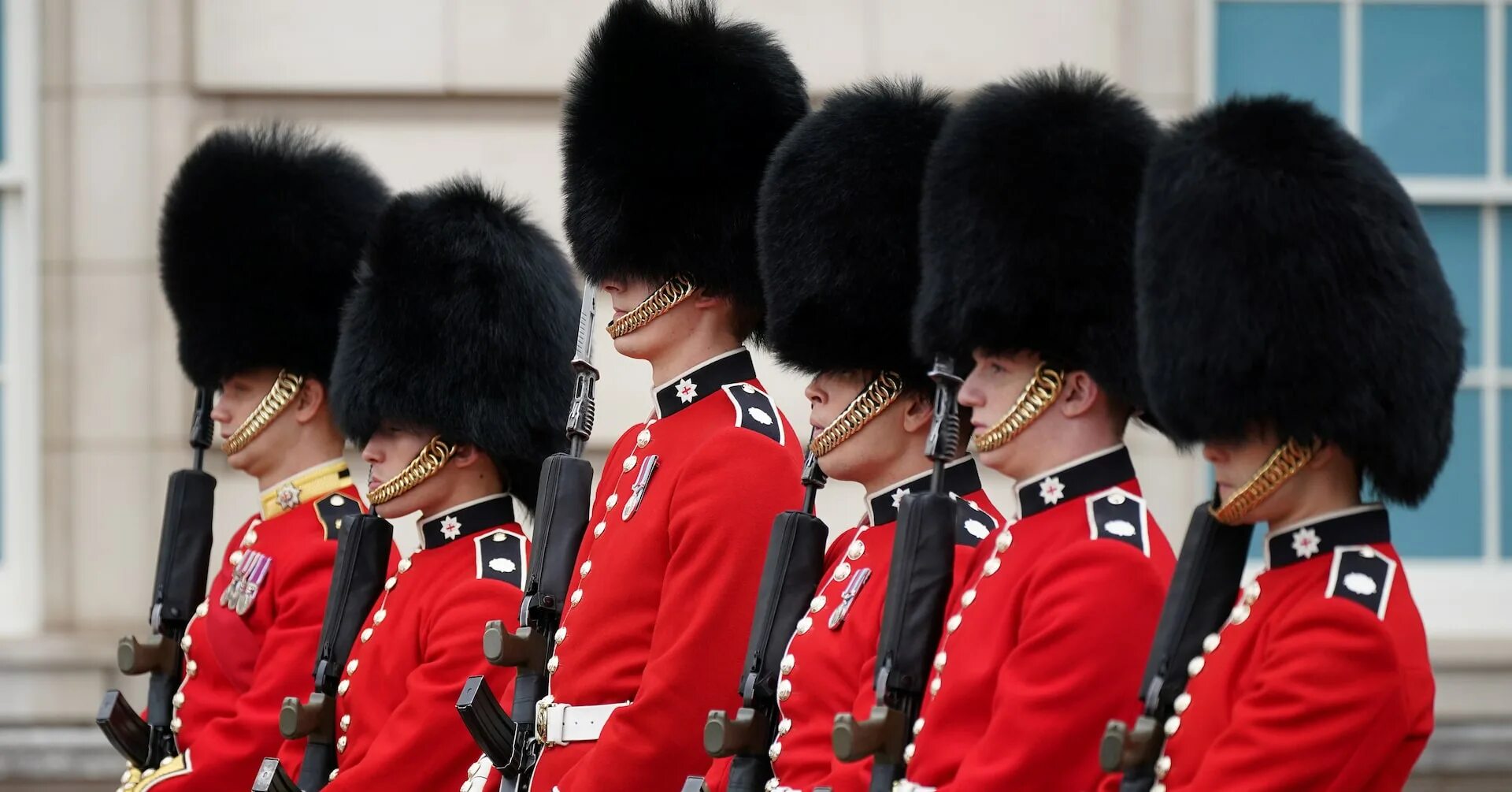 Придворный дивизион букингемский дворец. Changing the guard. Changing of the guard ceremony. Buckingham palace guards change. Смена караула букингемский дворец.