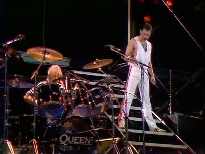 Стадион уэмбли 1986. Концерт группы куин 1986. Группа Queen 1986 Уэмбли. Концерт Queen на Уэмбли 1986. Группа Queen концерт на Уэмбли.