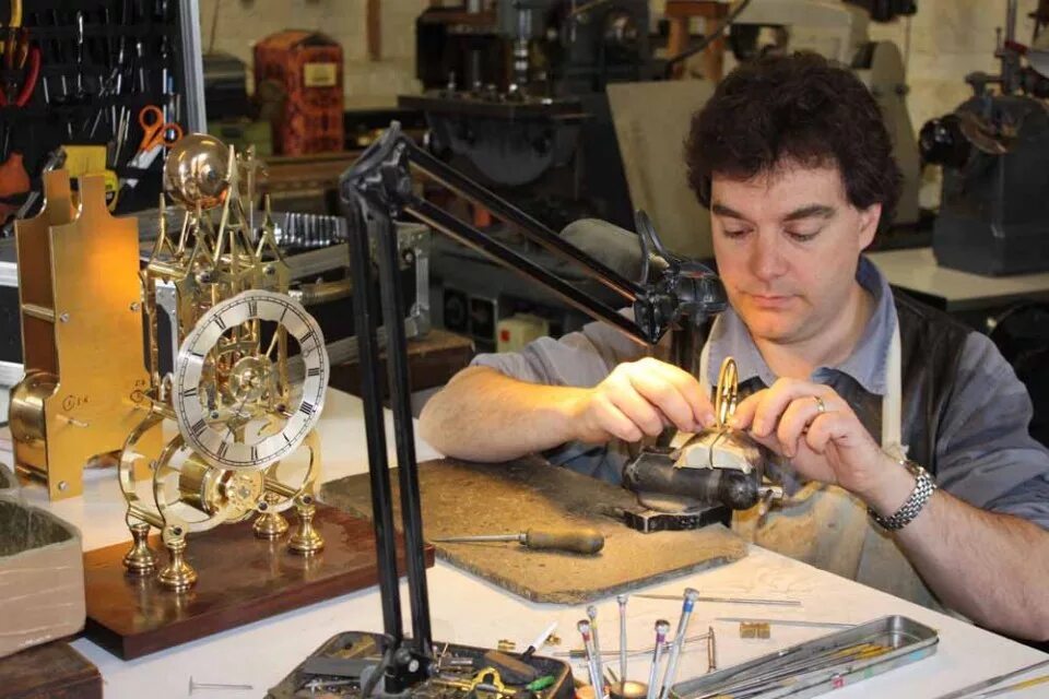 Часовая мастерская. Швейцарский часовщик. Ремонт часов. Часы и часовщик. Мастерская часов.