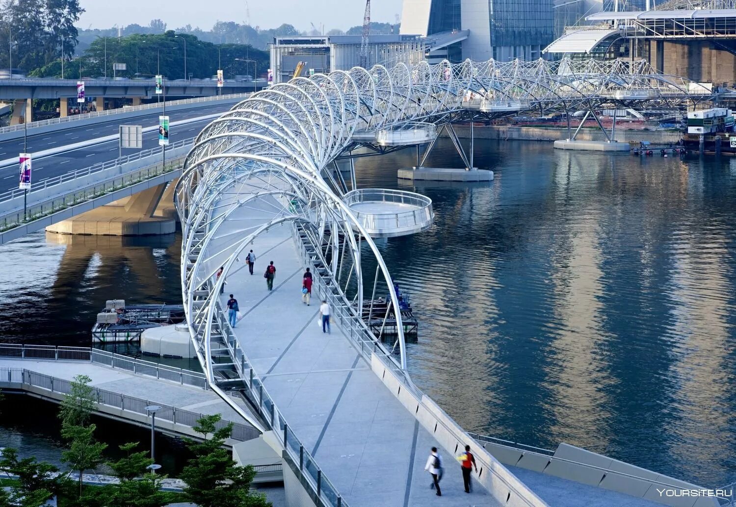 Пешеходные мосты фото. Next architects пешеходный мост. Мост хеликс (the helix bridge) в сингапуре. Пешеходный мост brommy, берлин. Мост леонардо да винчи в норвегии.