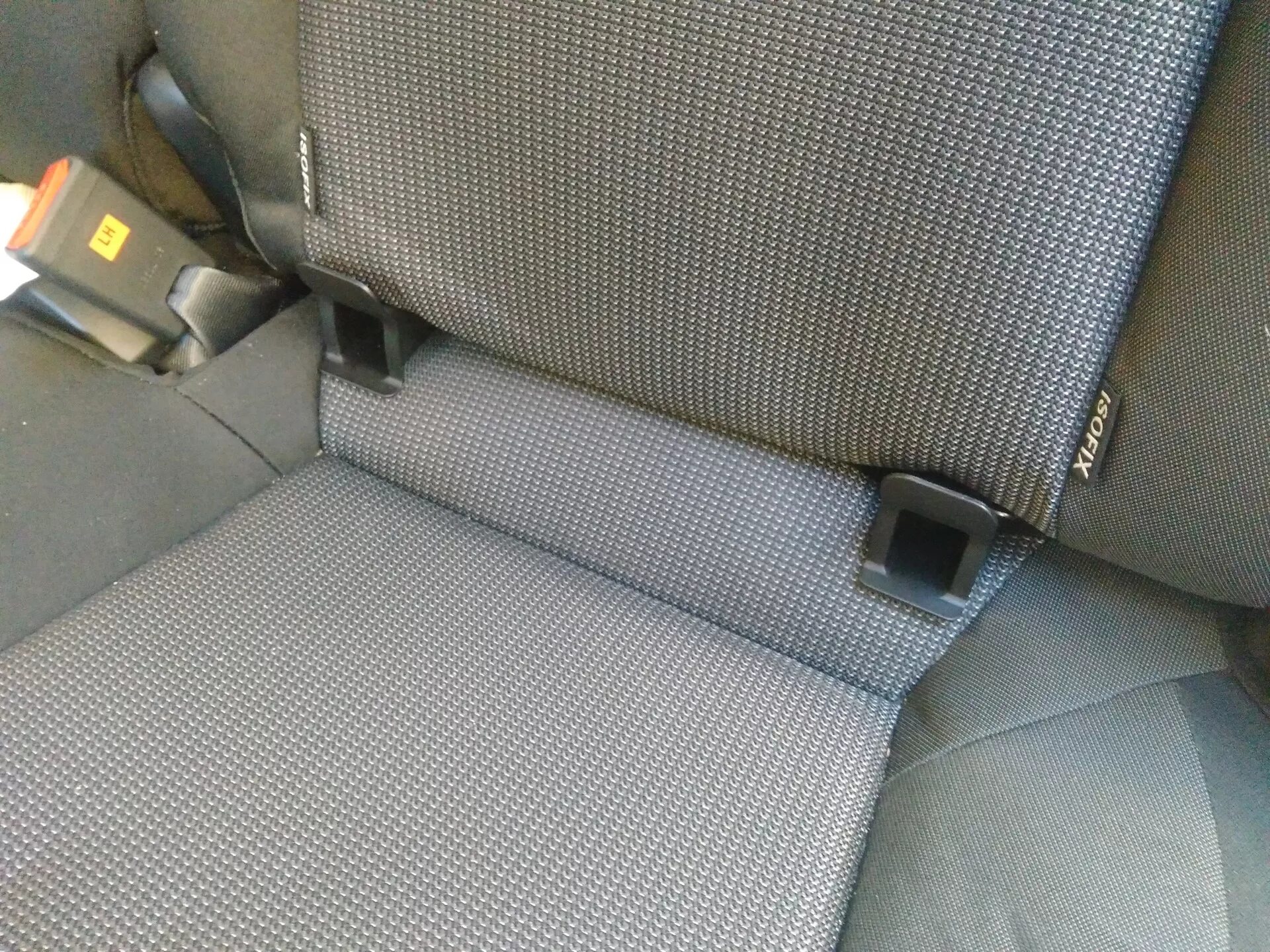 Isofix на заднем сидении. Hyundai solaris isofix. хундай соната 2008 изофикс. isofix в хендай солярис. крепление isofix в hyundai solaris.
