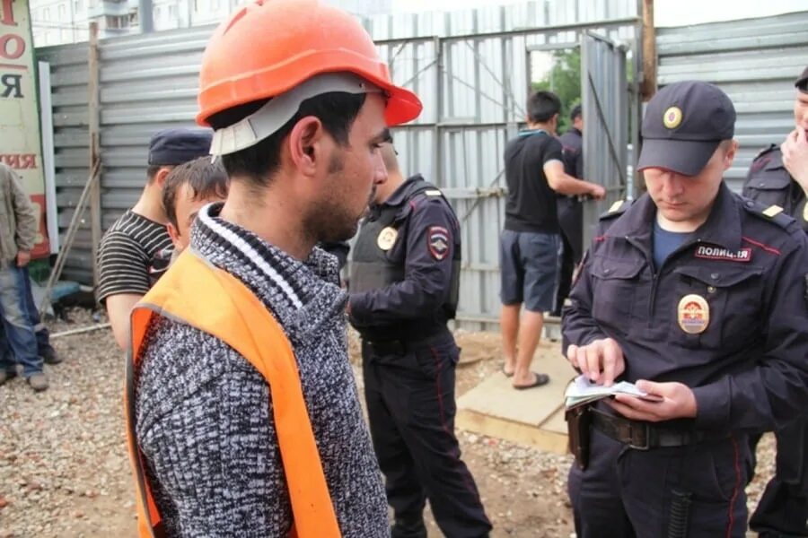 Задержать иностранца. Задержание иностранца. Пропускной пункт аэропорт. Преступность мигрантов. Задержать иностранца.