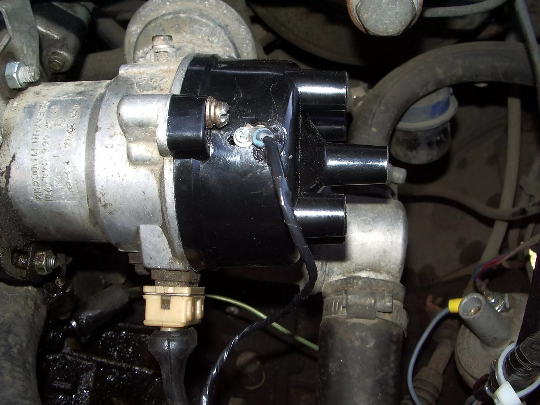 Датчик холла для прямого двигателя. Датчик холла ваз 2104. Датчик холла ваз 2109. Датчик холла трамблера ваз. Где стоит датчик холла.