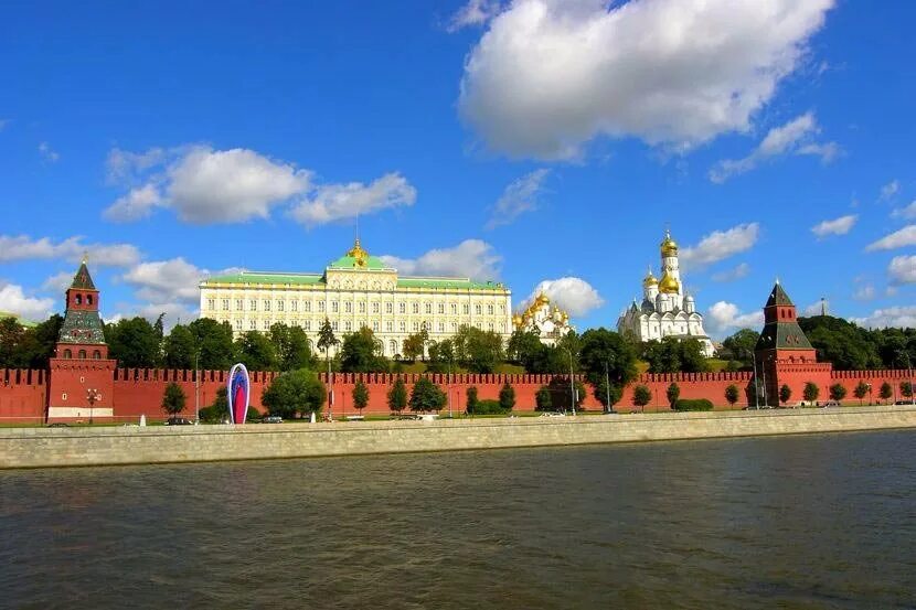 Кремль вблизи. Кремль. Софийская набережная москва. Кремль москва 2022. Погулять в кремле.
